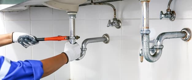 Detecção de vazamento em Pelotas com encanador reparando cano de água